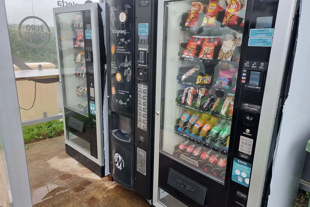 Coffee, snacks and drinks near the LeShuttle waiting lanes